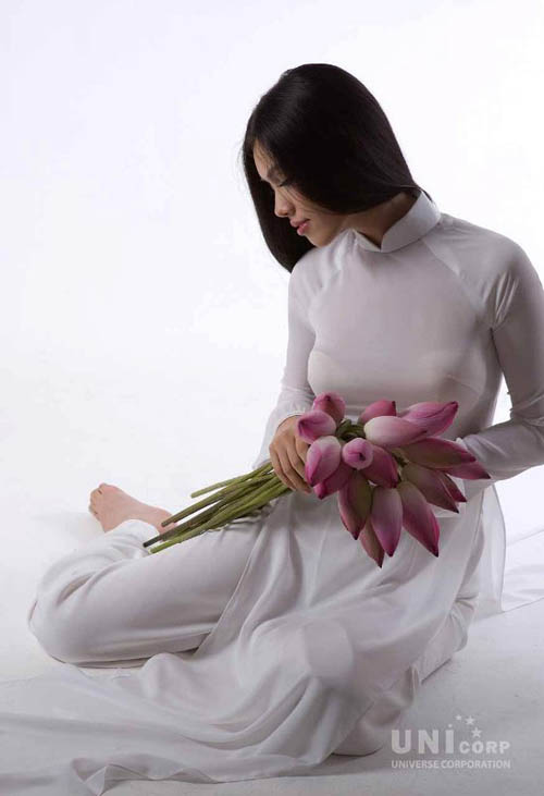 Ho&agrave;ng My đằm thắm b&ecirc;n sen hồng